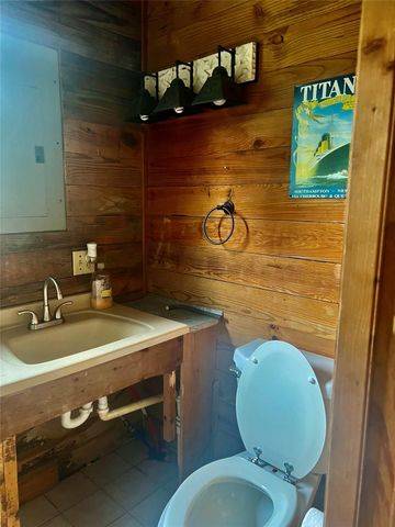 286 Avenue C, Blessing, TX 77419