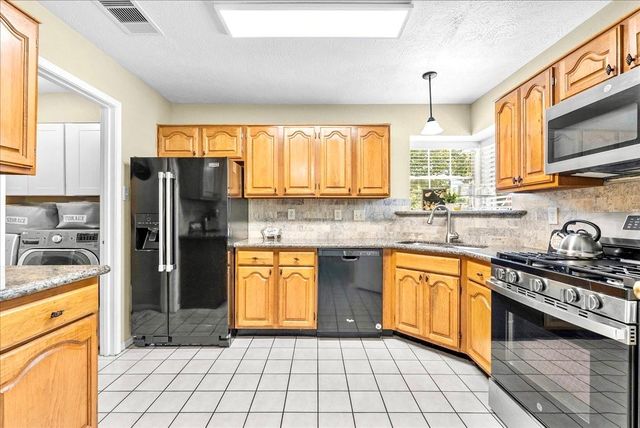 904 Sandringham Drive, Friendswood, TX 77546