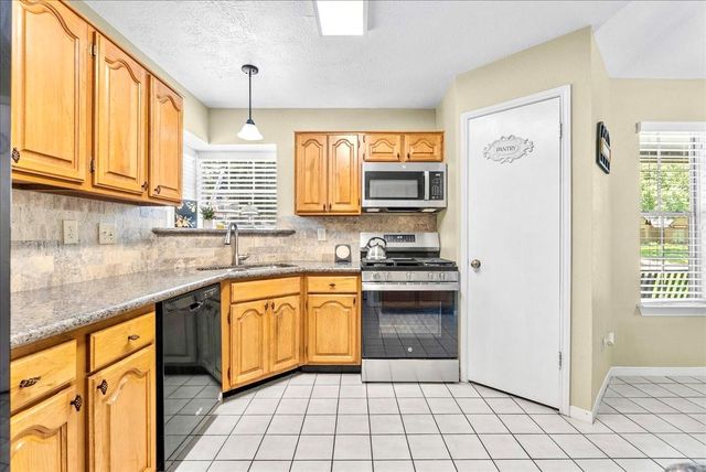 904 Sandringham Drive, Friendswood, TX 77546