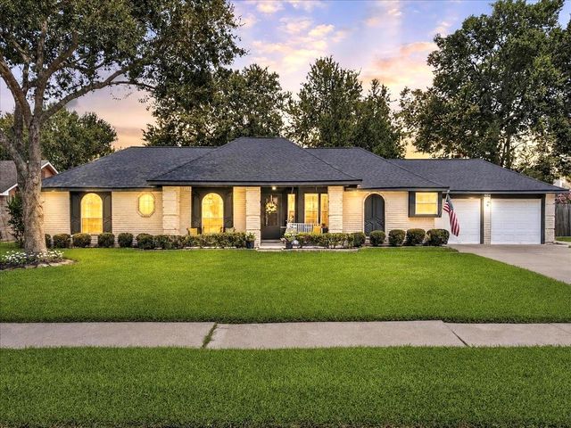 904 Sandringham Drive, Friendswood, TX 77546
