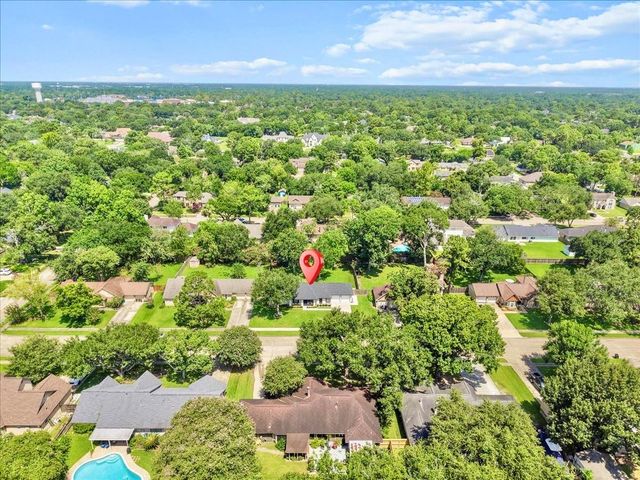 904 Sandringham Drive, Friendswood, TX 77546