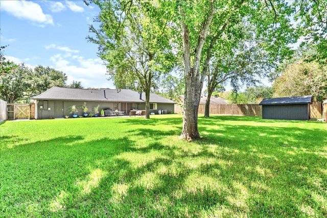 904 Sandringham Drive, Friendswood, TX 77546