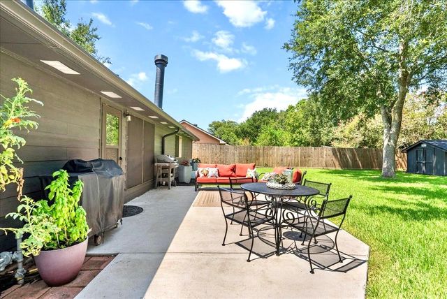 904 Sandringham Drive, Friendswood, TX 77546