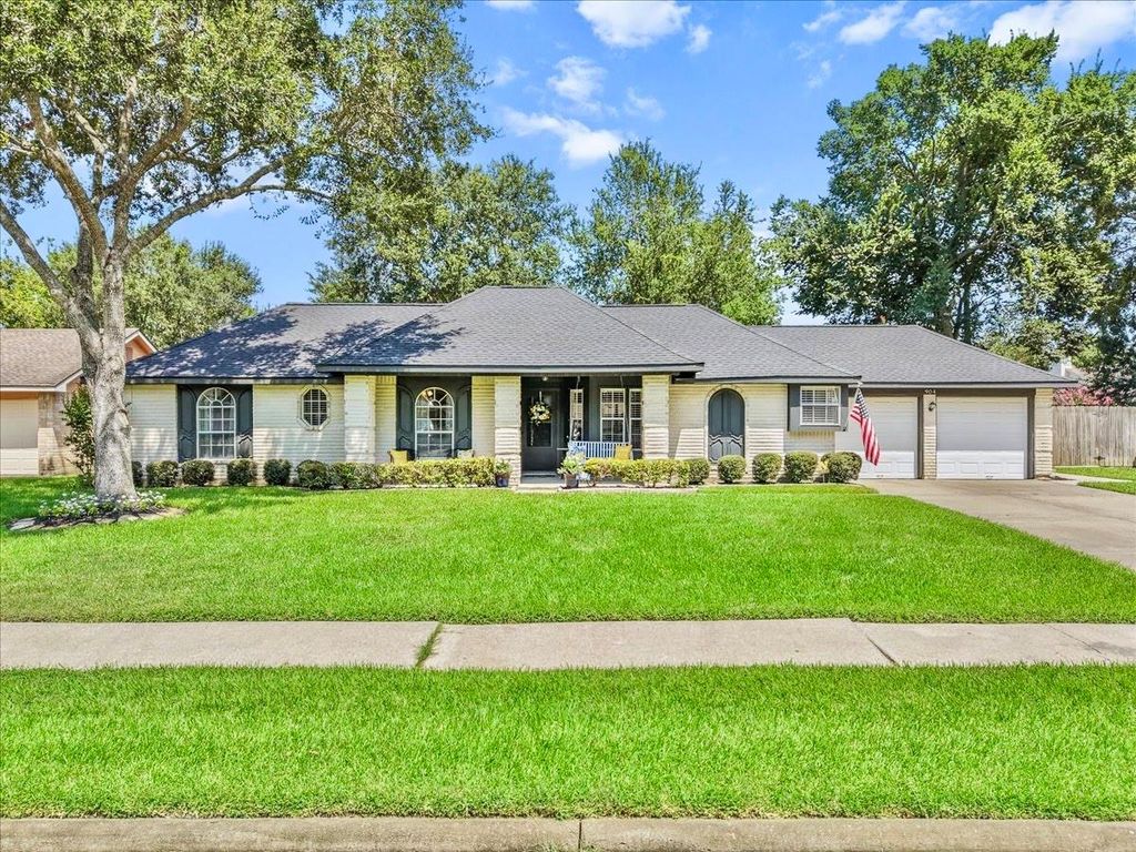 904 Sandringham Drive, Friendswood, TX 77546