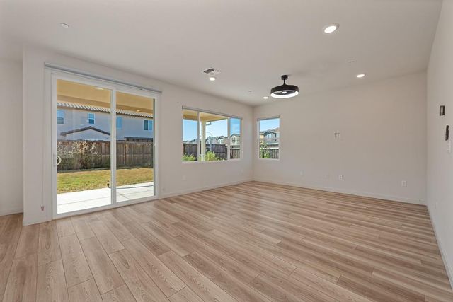 412 Fallen Leaf St, West Sacramento, CA 95605