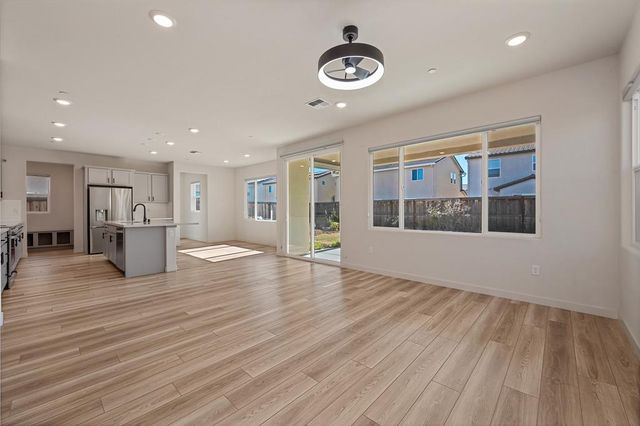 412 Fallen Leaf St, West Sacramento, CA 95605