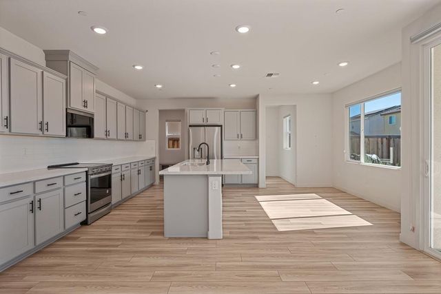 412 Fallen Leaf St, West Sacramento, CA 95605