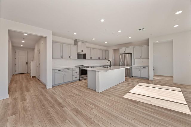 412 Fallen Leaf St, West Sacramento, CA 95605