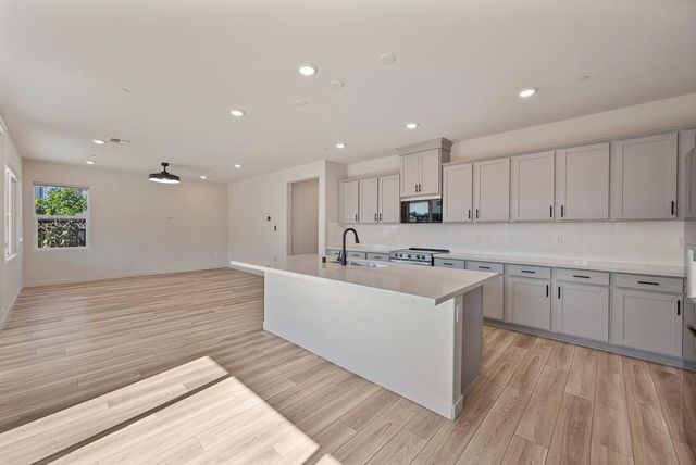 412 Fallen Leaf St, West Sacramento, CA 95605