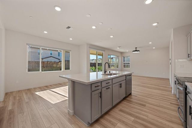 412 Fallen Leaf St, West Sacramento, CA 95605