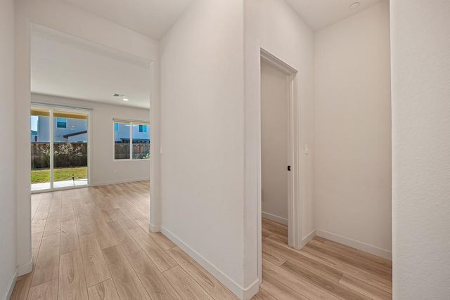 412 Fallen Leaf St, West Sacramento, CA 95605