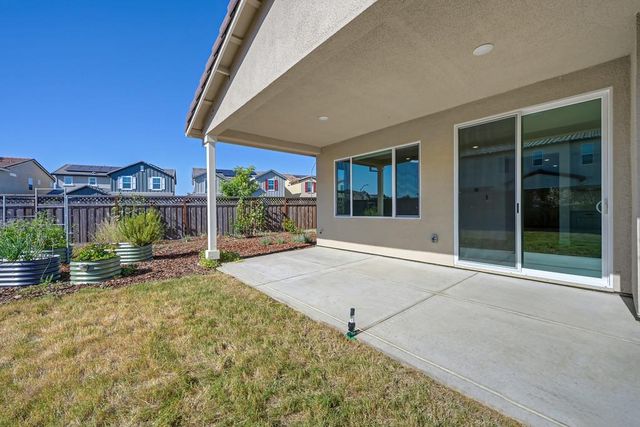 412 Fallen Leaf St, West Sacramento, CA 95605