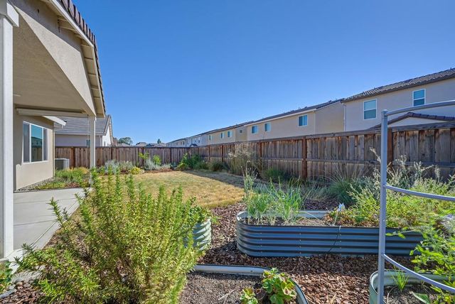 412 Fallen Leaf St, West Sacramento, CA 95605