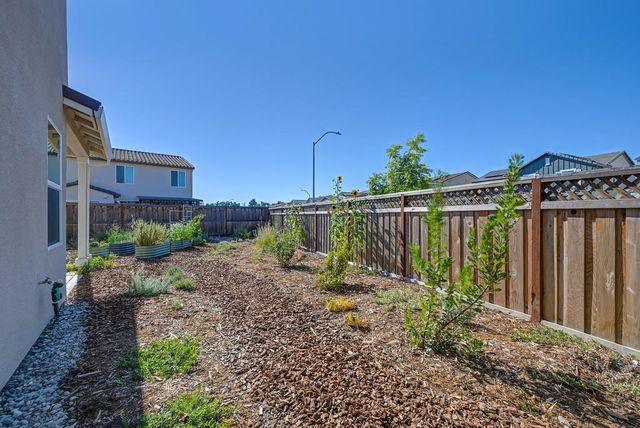 412 Fallen Leaf St, West Sacramento, CA 95605