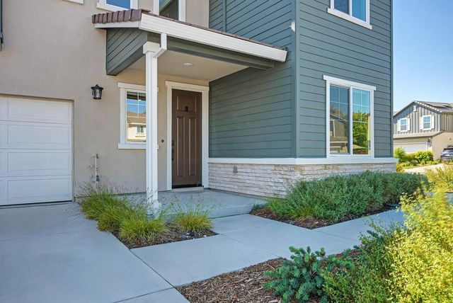 412 Fallen Leaf St, West Sacramento, CA 95605