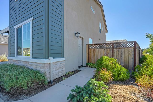 412 Fallen Leaf St, West Sacramento, CA 95605
