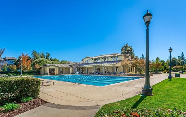 412 Fallen Leaf St, West Sacramento, CA 95605