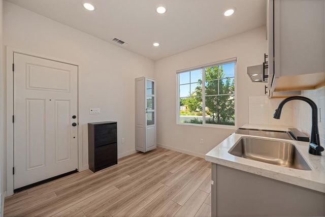412 Fallen Leaf St, West Sacramento, CA 95605