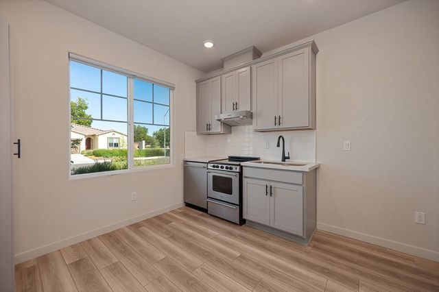 412 Fallen Leaf St, West Sacramento, CA 95605