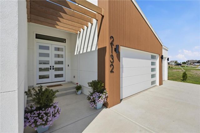 2132 SW Wheatfield Drive, Lee's Summit, MO 64082