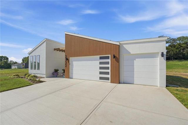 2132 SW Wheatfield Drive, Lee's Summit, MO 64082