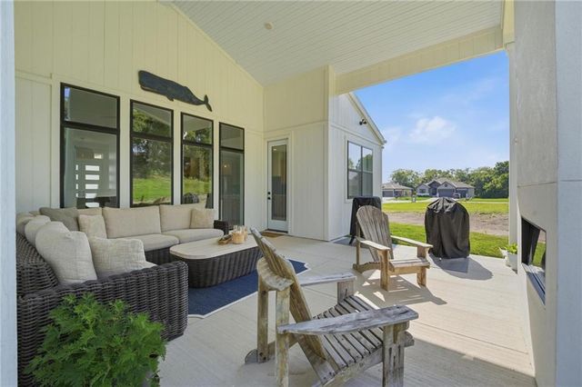 2132 SW Wheatfield Drive, Lee's Summit, MO 64082