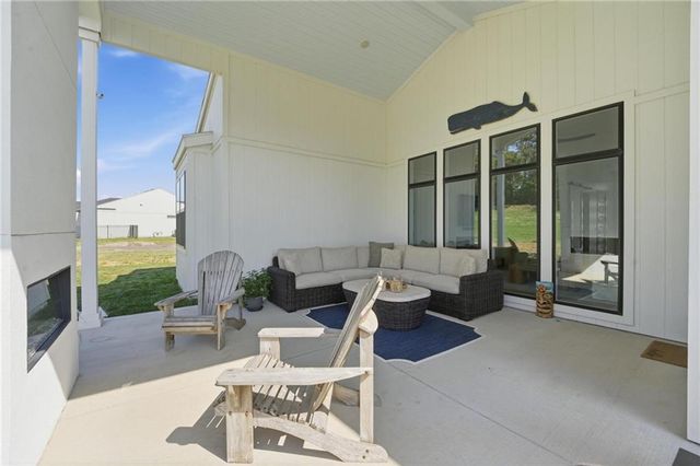 2132 SW Wheatfield Drive, Lee's Summit, MO 64082