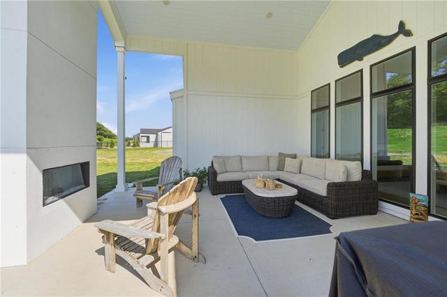 2132 SW Wheatfield Drive, Lee's Summit, MO 64082