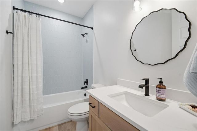 2132 SW Wheatfield Drive, Lee's Summit, MO 64082