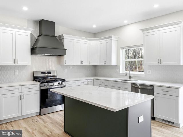 48 FARRIER AVE, Blackwood, NJ 08012