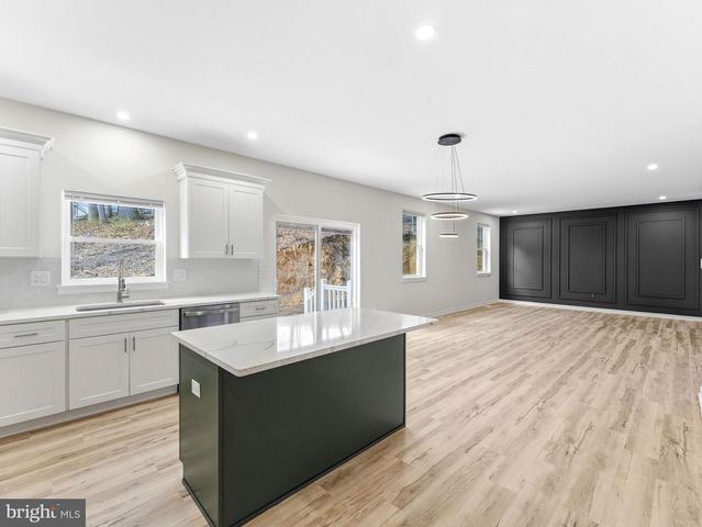 48 FARRIER AVE, Blackwood, NJ 08012