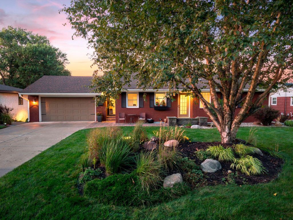 9218 Russell Avenue S, Bloomington, MN 55431 — exterior