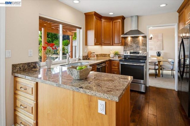6086 Bellingham Dr, Castro Valley, CA 94552