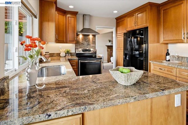 6086 Bellingham Dr, Castro Valley, CA 94552