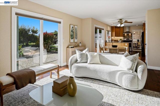 6086 Bellingham Dr, Castro Valley, CA 94552