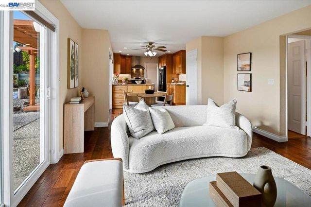 6086 Bellingham Dr, Castro Valley, CA 94552