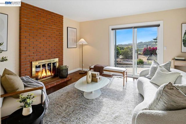 6086 Bellingham Dr, Castro Valley, CA 94552