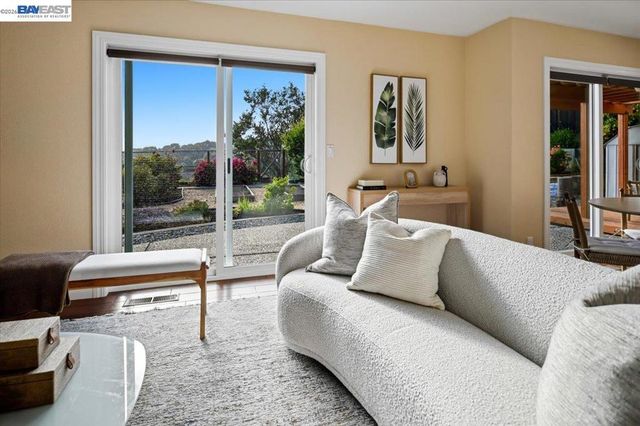 6086 Bellingham Dr, Castro Valley, CA 94552