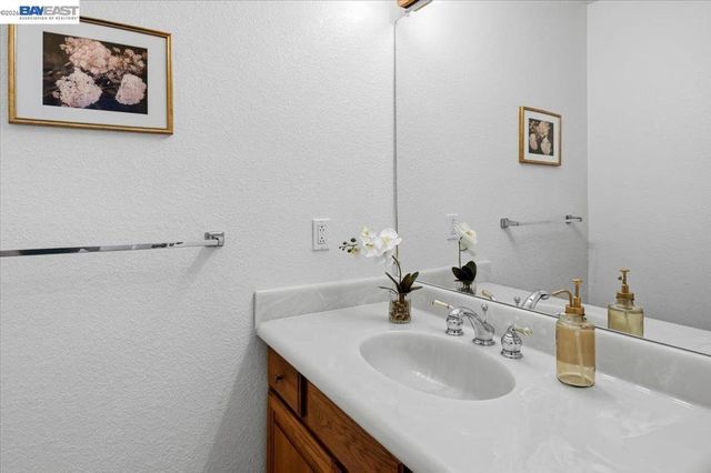 6086 Bellingham Dr, Castro Valley, CA 94552