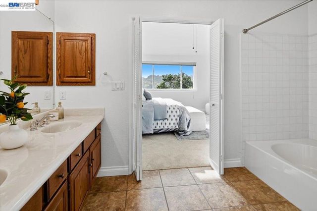6086 Bellingham Dr, Castro Valley, CA 94552