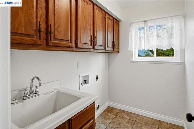 6086 Bellingham Dr, Castro Valley, CA 94552