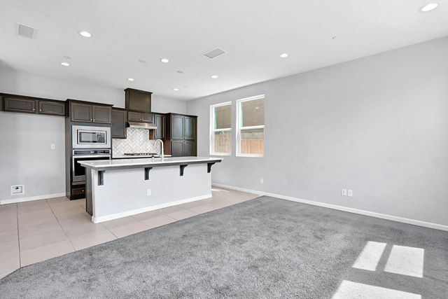 5394 W Santa Cruz Way, Fresno, CA 93722