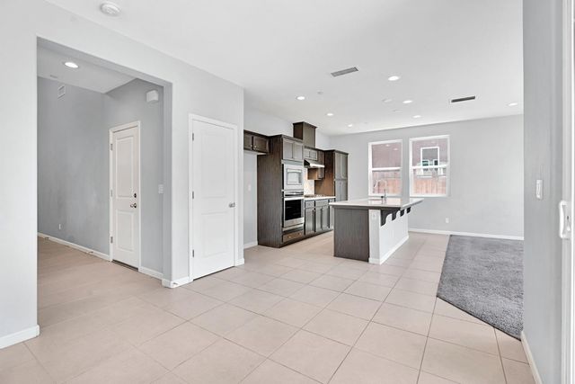 5394 W Santa Cruz Way, Fresno, CA 93722