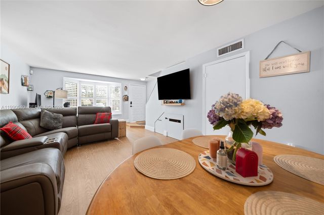 10206 SW 77th Ct, Miami, FL 33156