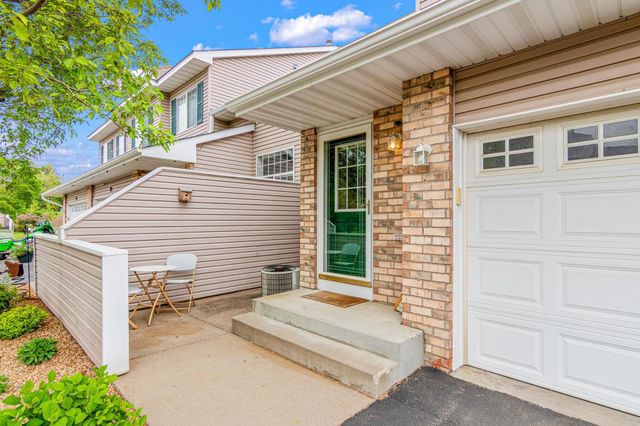 717 Grandview Way, Hudson, WI 54016