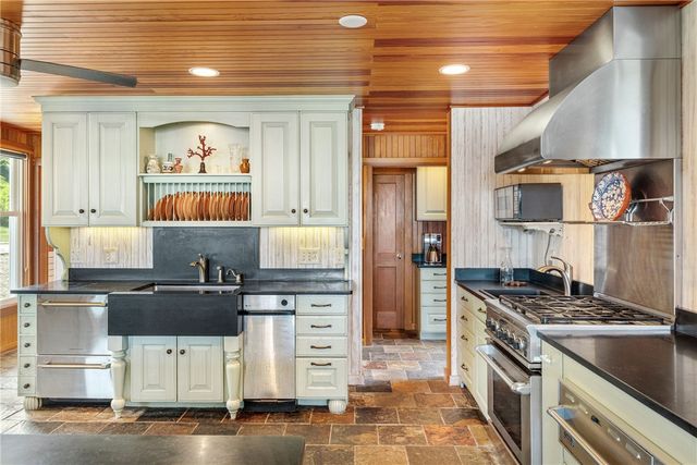 4 Hull Cove Street, Jamestown, RI 02835