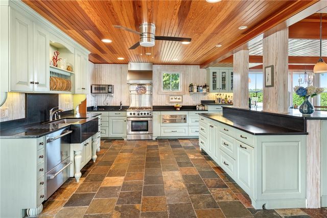 4 Hull Cove Street, Jamestown, RI 02835
