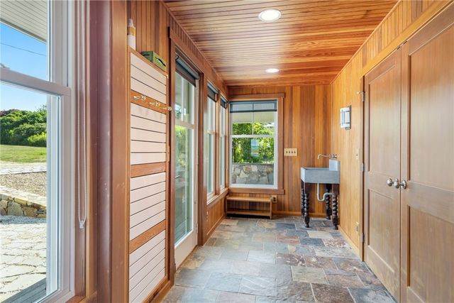 4 Hull Cove Street, Jamestown, RI 02835