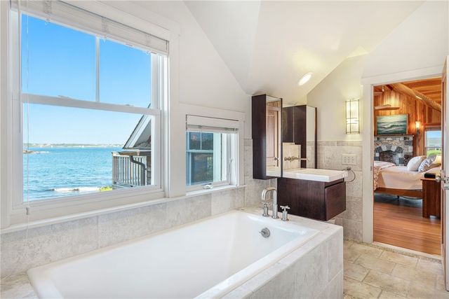 4 Hull Cove Street, Jamestown, RI 02835