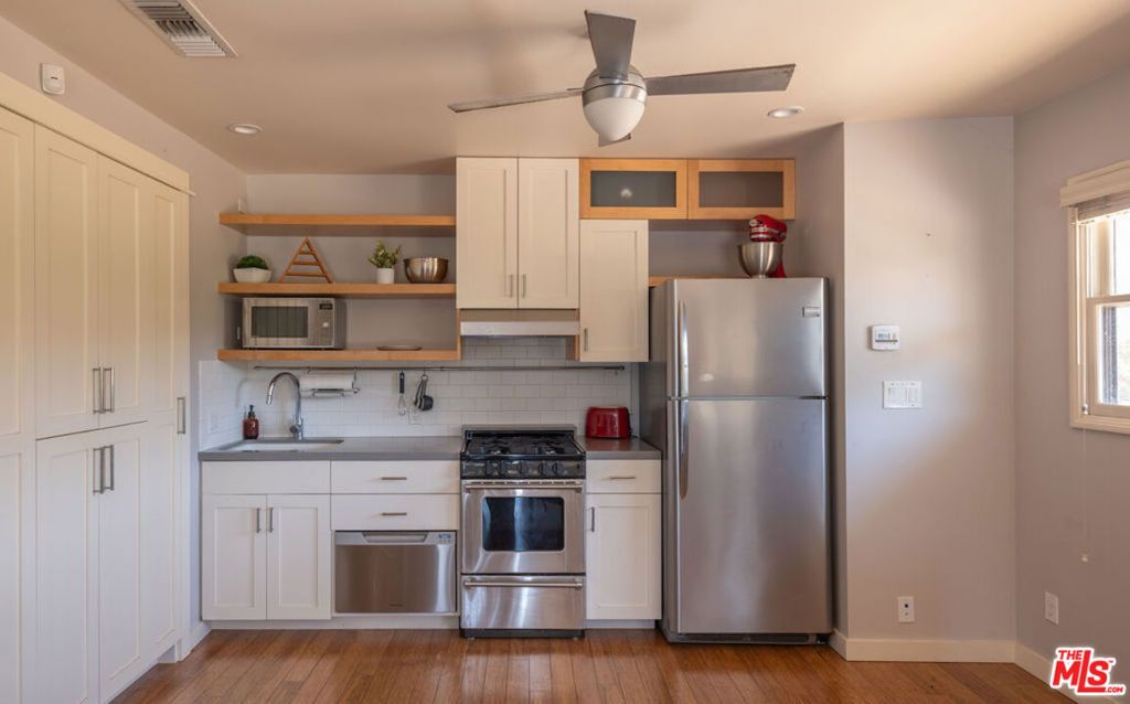 Image 17 of property listing at 4650 Canoga Avenue, Woodland Hills, CA 91364